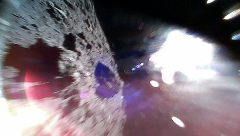 MINERVA-II1 &scaron;uoliuojančio asteroideigio užfiksuota asteroido nuotrauka