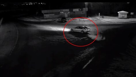 BMW manevrai apledėjusioje sankryžoje