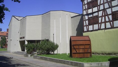 Klaipėdos parodų rūmai Didžiojoje Vandens g. ir Auk&scaron;tosios g. sankryžoje, architektai V. ir N. Zubovai, 1973-82 m.