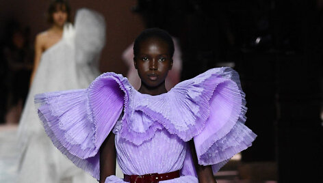 &bdquo;Givenchy&ldquo; 2020 m. pavasario ir vasaros kolekcijos modelis