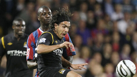 Alassane N&rsquo;Diaye kovoja su Carlosu Tevezu (2009 m.)