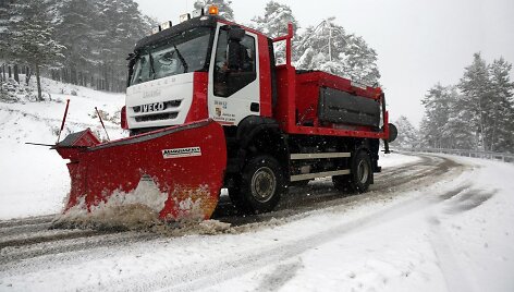 Ispanijoje valomas nuo kelių sniegas