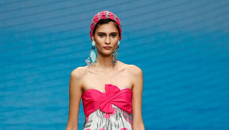 Giorgio Armani 2022 m. pavasario ir vasaros kolekcijos modelis