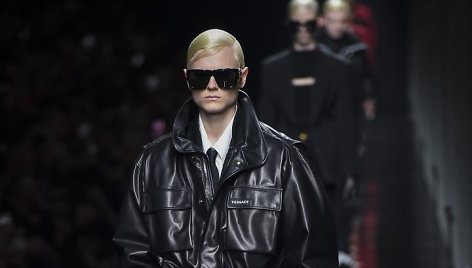 „Versace“ 2020–2021 m. rudens ir žiemos kolekcijos modelis
