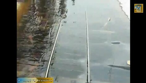 Vandens apsemti traukinio bėgiai.