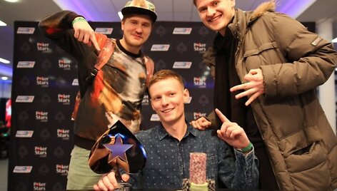 Vladas Tama&scaron;auskas (centre) su bičiuliais / pokerstarsblog.com nuotr.