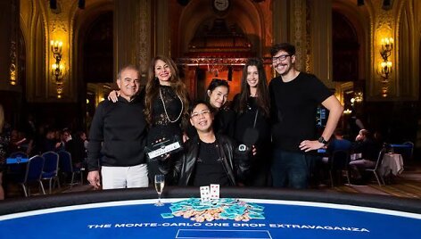 "Big One for One Drop" čempionas Eltonas Tsangas su draugais / pokernews.com nuotr.