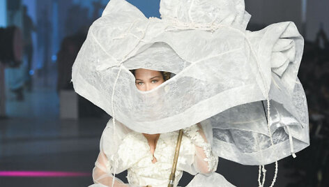 &bdquo;Vivienne Westwood&ldquo; 2020 m. pavasario ir vasaros kolekcijos modelis