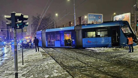 Avarija Vroclave &ndash; ma&scaron;ina trenkėsi į tramvajų