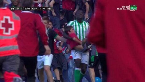 &bdquo;Real Betis&ldquo; žaidėjas padeda sužeistam vaikui
