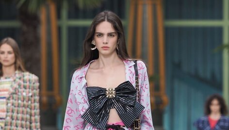 &bdquo;Chanel Cruise 2020&ldquo; kolekcijos modelis