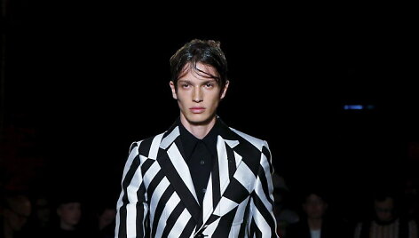 &bdquo;Alexander McQueen&ldquo; 2016 m. pavasario-vasaros kolekcijos modelis 