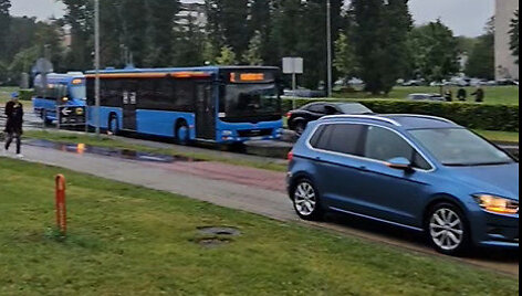 Per stiprią liūtį dalis vairuotojų važiavo &scaron;aligatviais