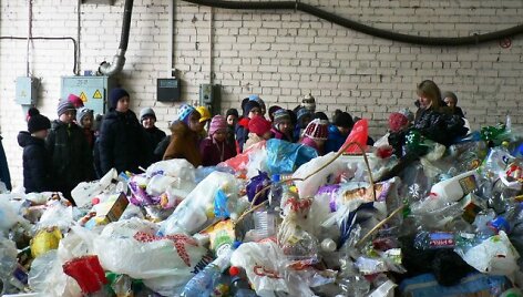 Kauno rajono Ringaudų pradinės mokyklos moksleiviai lankėsi &bdquo;Kauno &scaron;varos&ldquo; atliekų tvarkymo centre. Asmeninio archyvo nuotr.