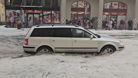 Lenkiją užklupo audra ir galinga kruša