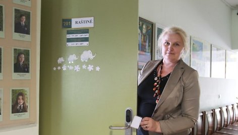 P.Vileišio progimnazijoje duris atrakinančiomis kortelėmis kol kas naudojasi tik direktorė D.Kazakevičienė (nuotr.), dalis pedagogų ir techninio personalo.