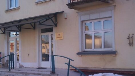 Dvi giminaitės į atlapus viena kitai kibo Lazdijų notarų biure