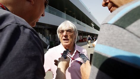 Bernie Ecclestone'as (centre)