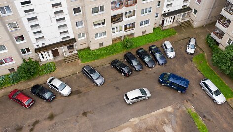 Automobiliai prie daugiabučių
