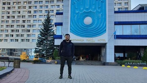 Kurdų žurnalistas Rebenas Sirwanas Minske prie vie&scaron;bučio &bdquo;Planeta&ldquo;, kur daugiausia gyvena migrantai