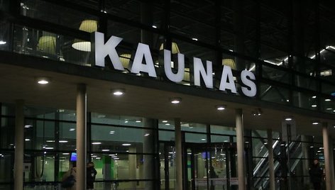 Kauno oro uostas naktį.