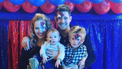 Michaelas Buble ir Luisana Lopilato su sūnumis Noah ir Elias