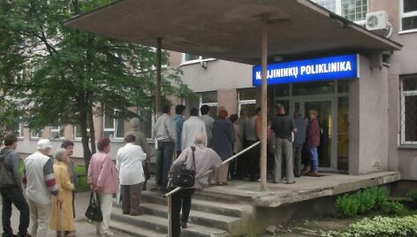 eilėje prie poliklinikos 5 val. ryto