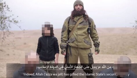 &bdquo;Islamo valstybės&ldquo; įra&scaron;as: berniukas įvykdo mirties bausmę dviem rusams