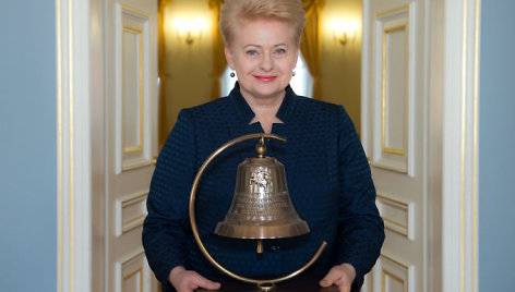 Prezidentė Dalia Grybauskaitė popiežiui Pranciškui dovanos Laisvės varpą