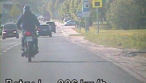 Užfiksuotas pažeidėjas prie mopedo vairo