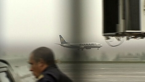 Vilniuje leidžiasi i&scaron; Paryžiaus atskridęs &bdquo;Ryanair&ldquo; orlaivis