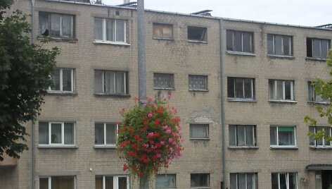 Namas, kuriame užsiliepsnojo puodas. 
