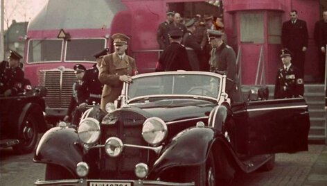 Adolfas Hitleris vežamas &bdquo;Mercedes-Benz&ldquo; kabrioletu