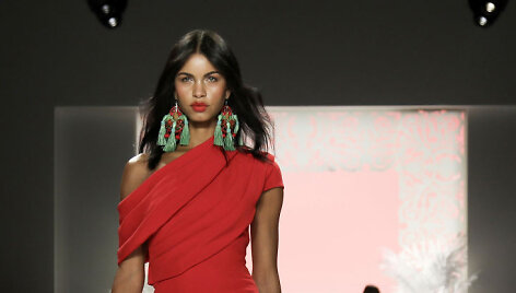 &bdquo;Badgley Mischka&ldquo; 2020 m. pavasario ir vasaros kolekcijos modelis