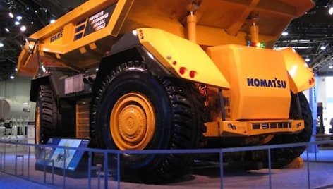 Autonominis karjerų monstras „Komatsu“ su 2700 AG varikliu