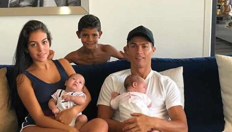 Cristiano Ronaldo su nė&scaron;čia drauge Georgina Rodriguez, sūnumi Cristiano jaunesniuoju ir dvynukais Eva ir Mateo