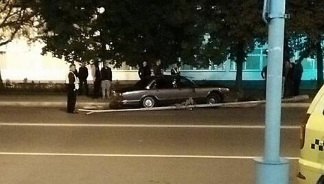 &bdquo;Jaguar&ldquo; nuvertė stulpą.