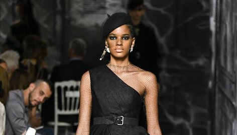 &bdquo;Christian Dior&ldquo; 2019&ndash;2020 m. rudens ir žiemos auk&scaron;tosios mados kolekcijos modelis