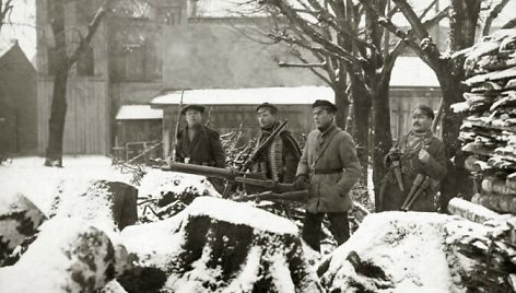 Klaipėdos krašto savanorių armijos kariai. Tarp jų – Biržų šaulių būrio šaulys A. Zubavičius, apdovanotas Vyčio kryžiaus ordinu už žygius Klaipėdoje. Klaipėda, 1923 m. 