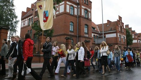 Universiteto bendruomenei bendrovė „Nordsekas“ pasižadėjo padovanoti sporto aikštelę.