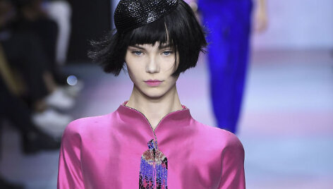 &bdquo;Giorgio Armani Priv&eacute;&ldquo; 2020 m. pavasario ir vasaros kolekcijos modelis