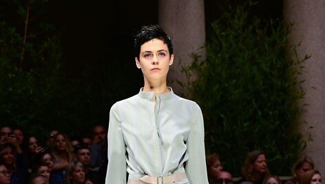 &bdquo;Giorgio Armani&ldquo; 2020 m. pavasario ir vasaros kolekcijos modelis