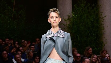 &bdquo;Giorgio Armani&ldquo; 2020 m. pavasario ir vasaros kolekcijos modelis