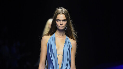 &bdquo;Blumarine&ldquo; 2023 m. pavasario ir vasaros kolekcijos modelis