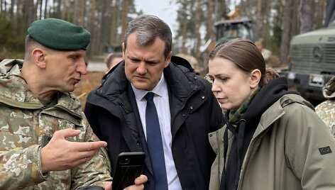 Kariuomenės vadas Raimundas Vaik&scaron;noras, premjeras Gintautas Paluckas ir kra&scaron;to apsaugos ministrė Dovilė &Scaron;akalienė