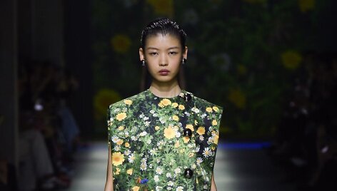 &bdquo;Christopher Kane&ldquo; 2020 m. pavasario ir vasaros kolekcijos modelis