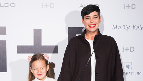 Nomeda Marčėnaitė su anūke Frida Ava