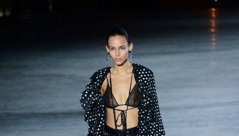 &bdquo;Saint Laurent&ldquo; 2018 m. pavasario ir vasaros kolekcijos modelis