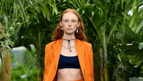 &bdquo;Jason Wu&ldquo; 2021 m. pavasario ir vasaros kolekcijos modelis