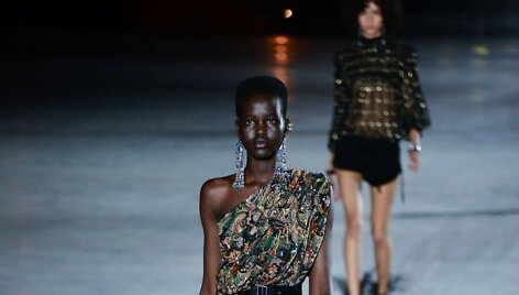 &bdquo;Saint Laurent&ldquo; 2018 m. pavasario ir vasaros kolekcijos modelis